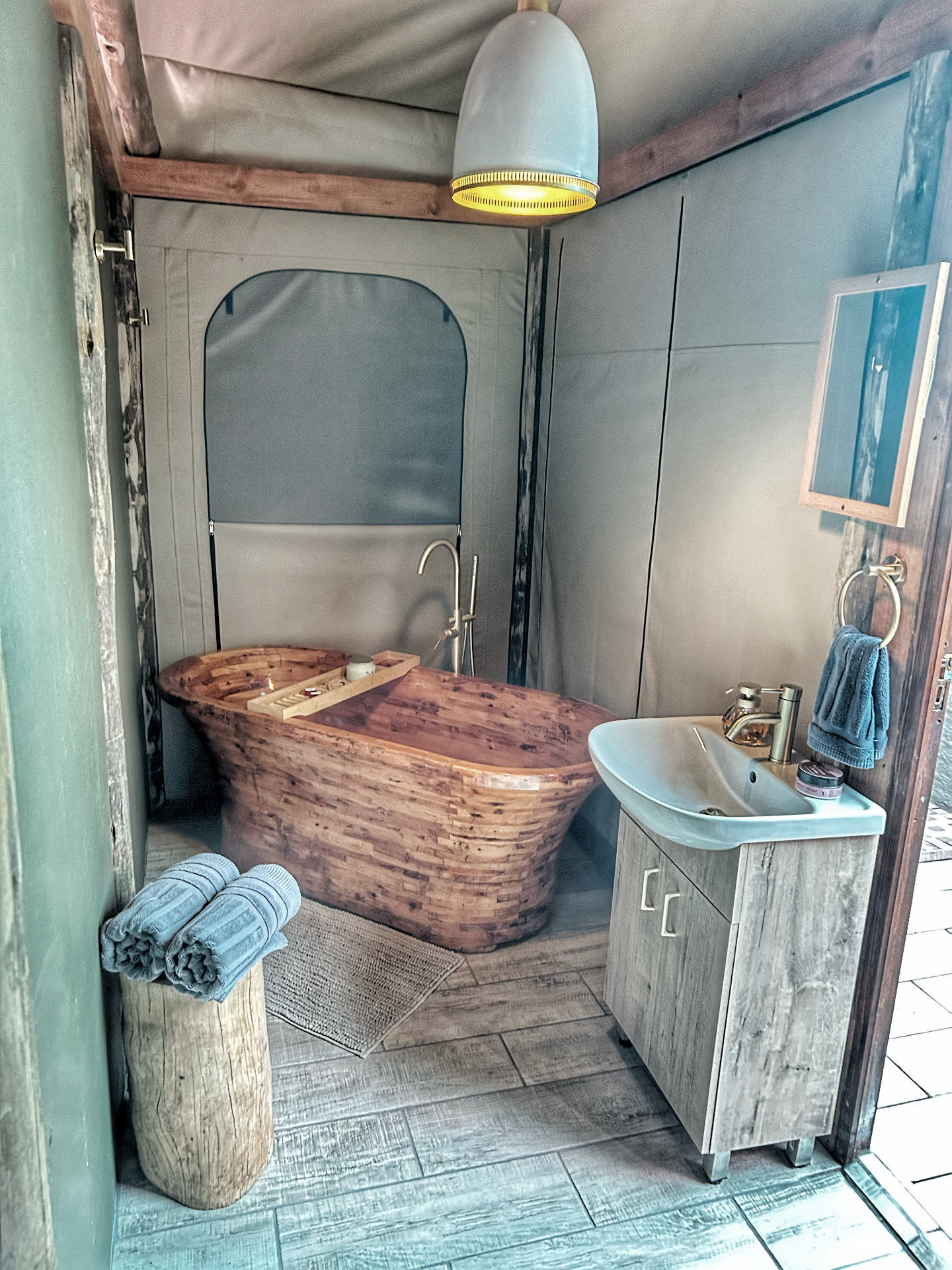 Marula tent wooden bathtub